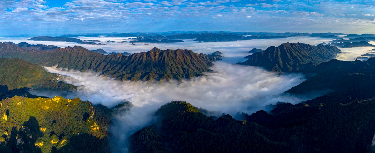 銅獎(jiǎng)《山脈云海》毛定攝.jpg