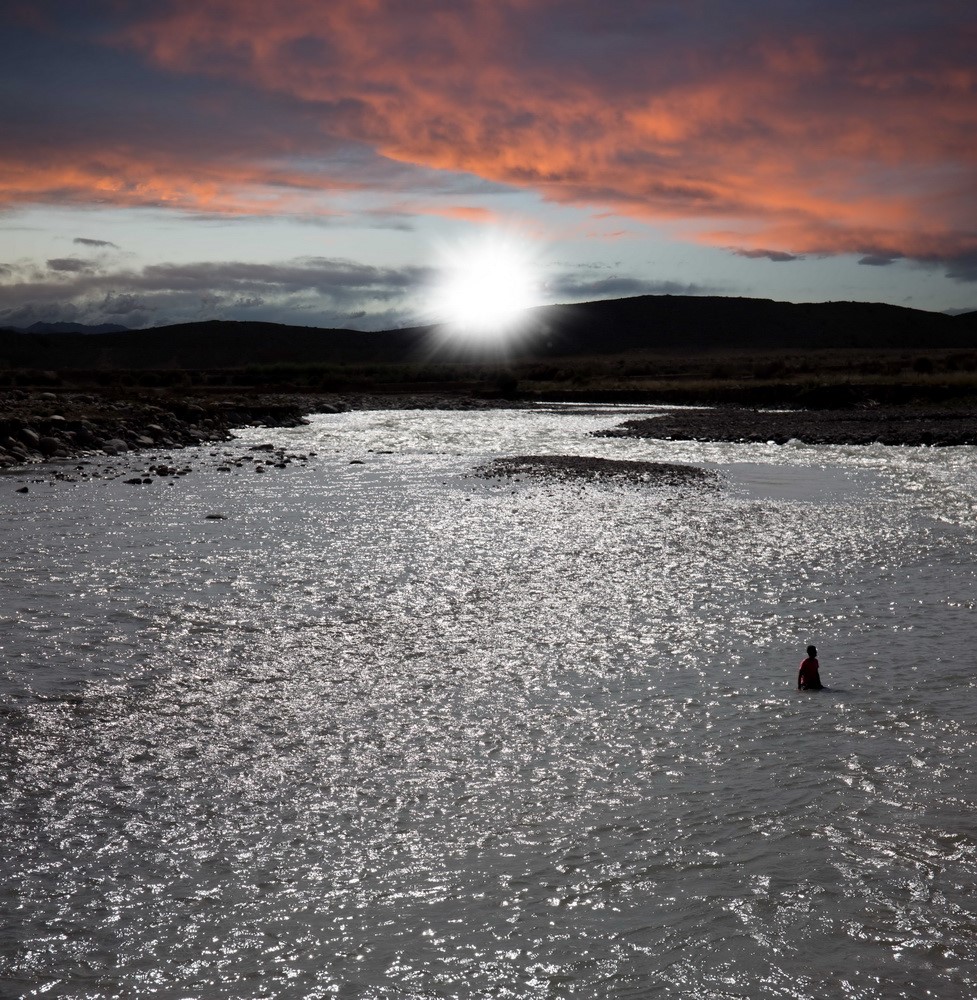 9一個人穿越大江大河，并走向那道白光（A man crossed the river and headed for the white light.） .jpg