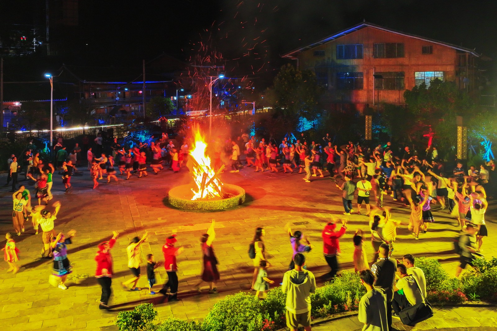 篝火晚會(huì)。謝啟長(zhǎng) 攝.jpg